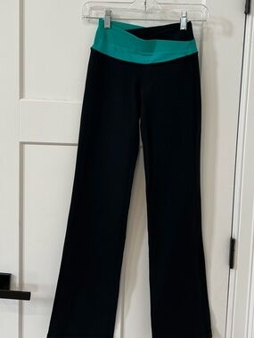 *Like New* Lululemon Black Yoga Pants with Teal Waistband